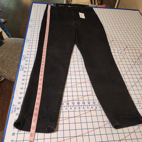 Good American Classic Chewed Hem Slim Straight Jeans NWT Black Size 14 - Picture 2 of 16